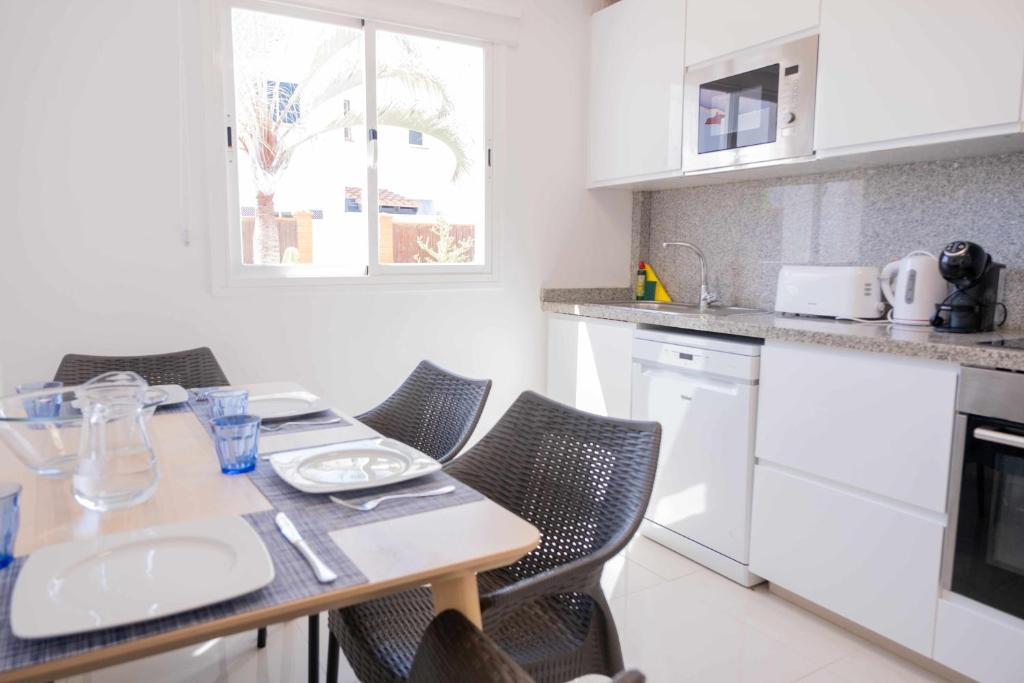 Kuchyň nebo kuchyňský kout v ubytování Villa privada en Corralejo