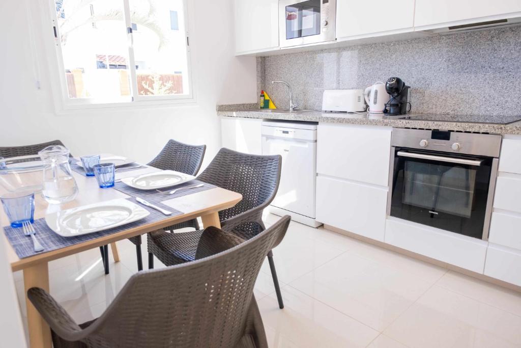 Kuchyň nebo kuchyňský kout v ubytování Villa privada en Corralejo