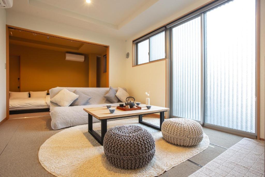 東京にあるTemple Hotel Shoden-ji - Vacation STAY 38969vのリビングルーム(テーブル、ソファ付)
