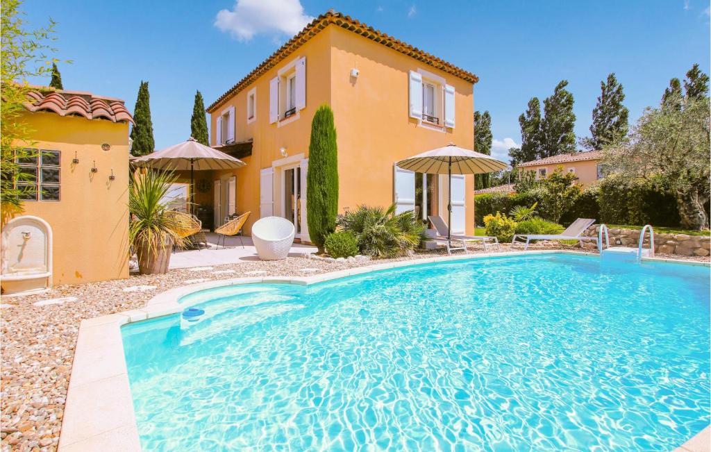 uma piscina em frente a uma casa em Beautiful Home In Morires-ls-avignon With Private Swimming Pool, Can Be Inside Or Outside em Morières-lès-Avignon