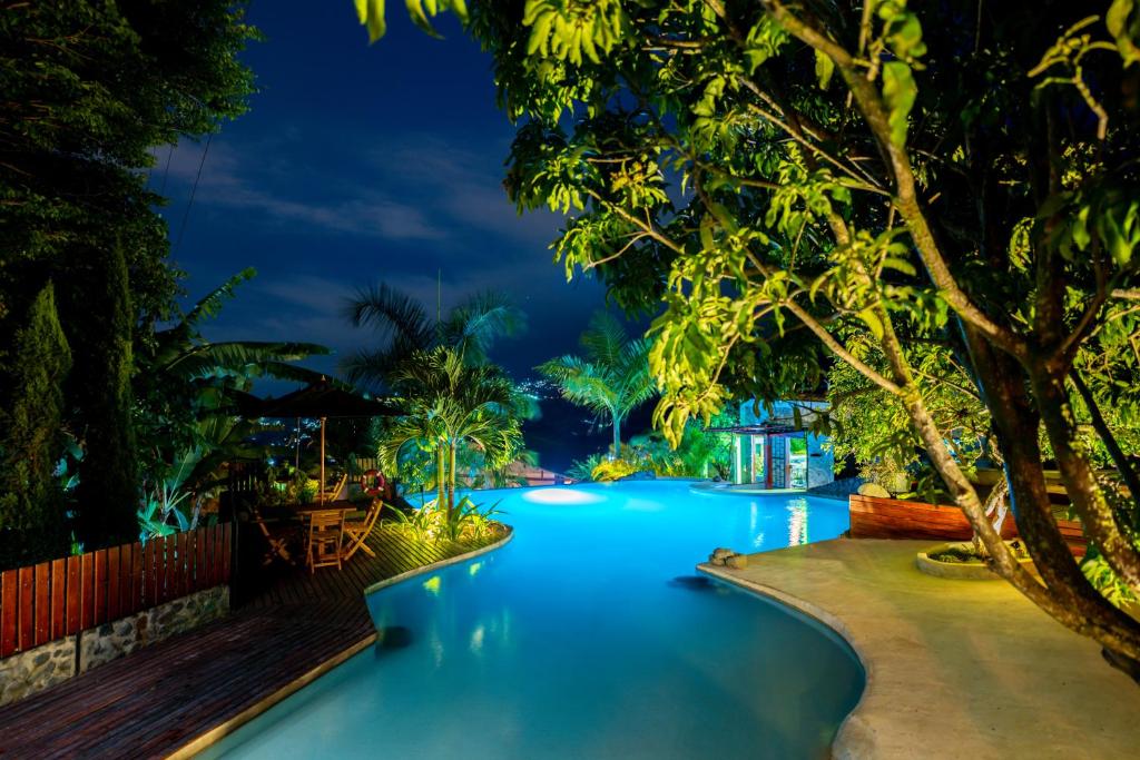 een zwembad in een resort 's nachts bij Ecoresort Colombo Holandes in Cali