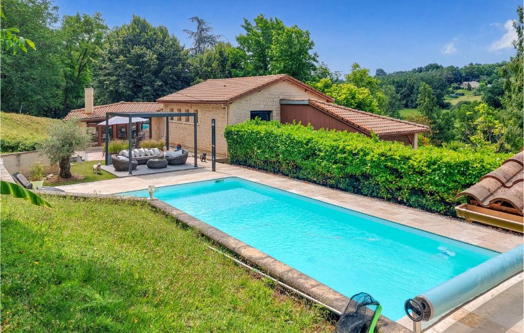 einen Pool im Hof eines Hauses in der Unterkunft Nice Home In Casseneuil With Outdoor Swimming Pool in Casseneuil