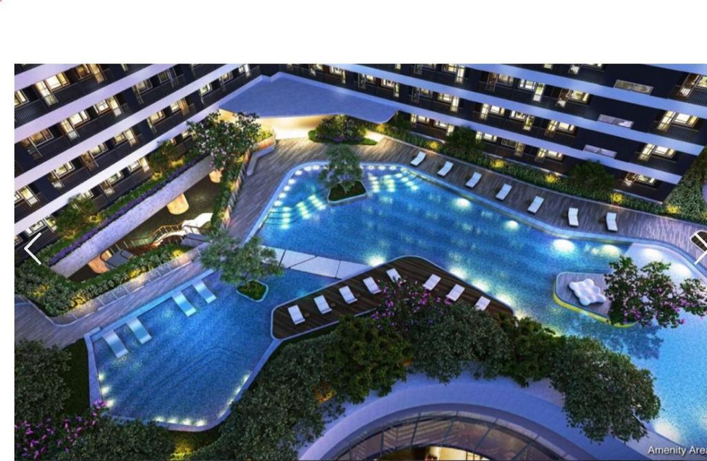 マニラにあるAIR Luxury Makati CBD with balconyのスイミングプール付きのアパートメント複合施設のオーバーヘッドビュー