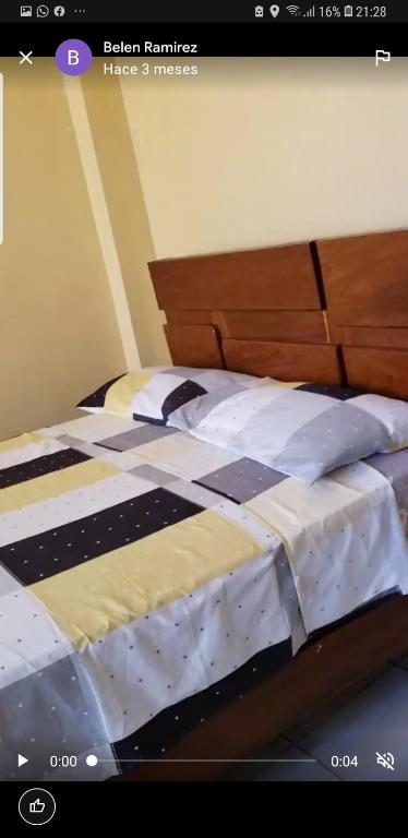 een foto van een bed in een kamer bij Alojamiento Cocapata in Quillacollo