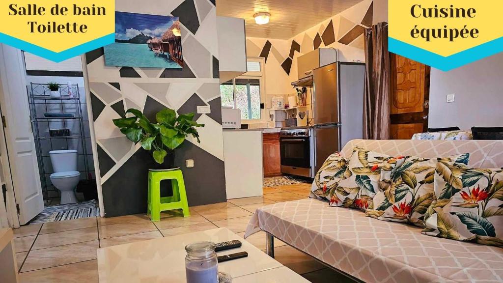 salon z kanapą i stołem w obiekcie VHouse 2 w mieście Bora Bora
