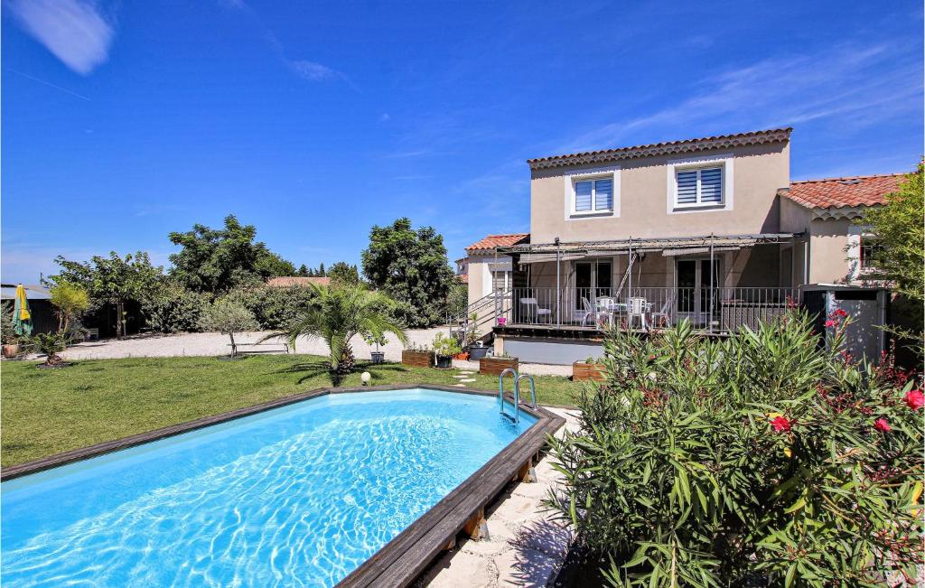 una casa con piscina frente a un patio en Gorgeous Home In Aubignan, en Aubignan