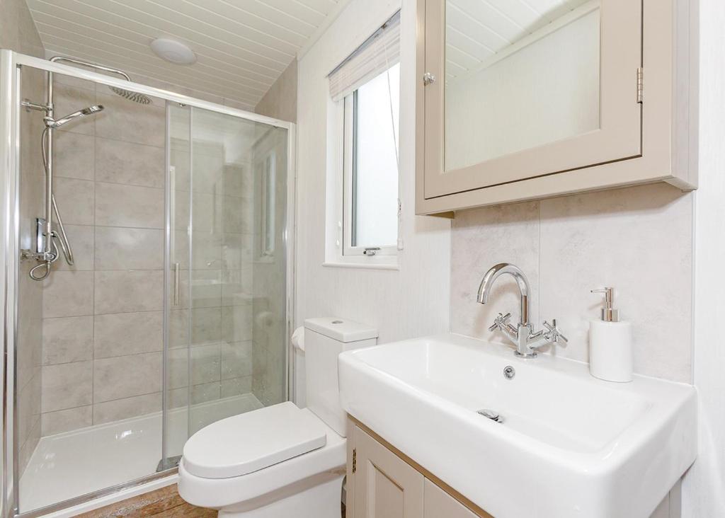 ein Bad mit einem Waschbecken, einem WC und einer Dusche in der Unterkunft Aysgarth Lodges in Aysgarth