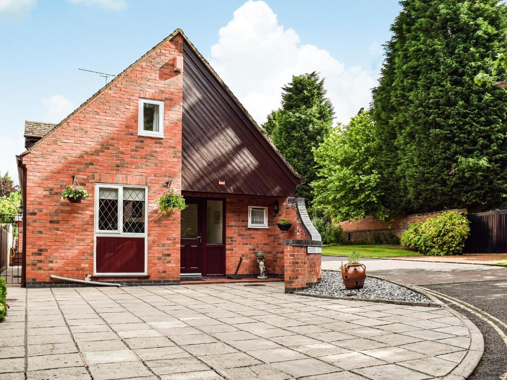 a brick house with a driveway in front of it at The Old Exchange in Market Bosworth