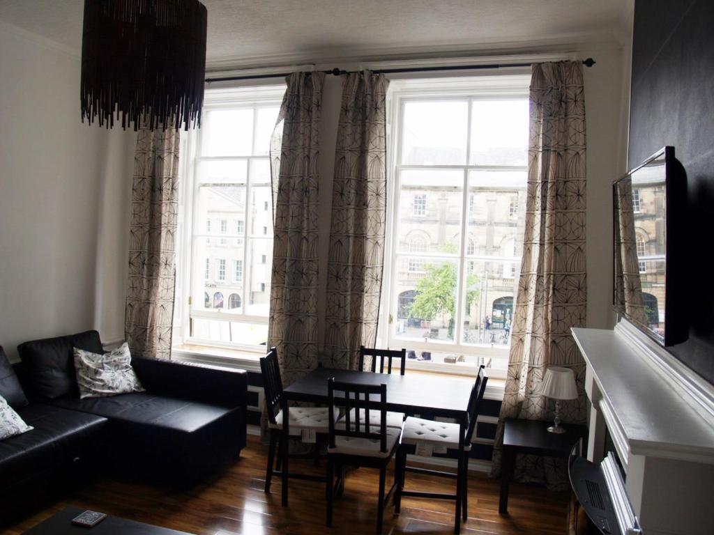 Posezení v ubytování Niddry Street Apartments Edinburgh