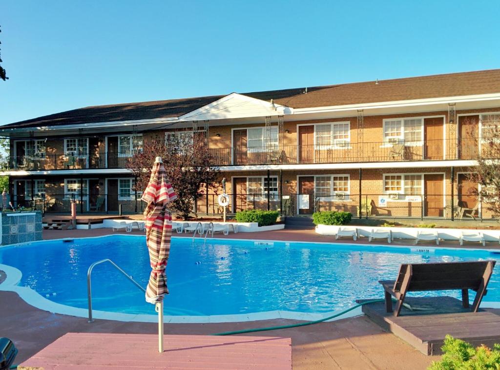Budget Host East End Hotel in Riverhead tesisinde veya buraya yakın yüzme havuzu