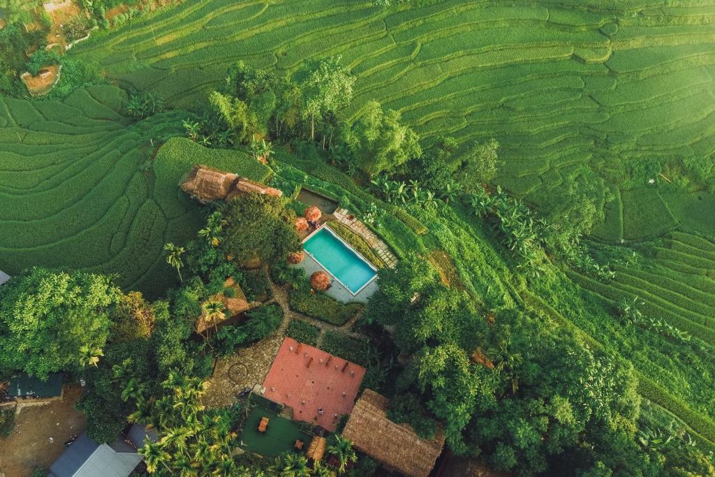 Pohľad z vtáčej perspektívy na ubytovanie Pù Luông Ecolodge