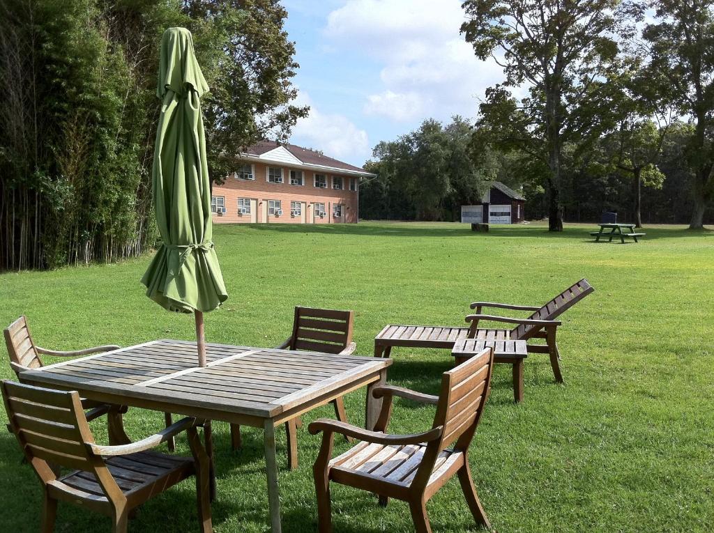 Zahrada ubytování Budget Host East End Hotel in Riverhead