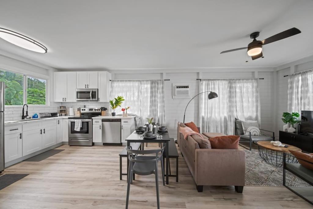 O bucătărie sau chicinetă la ~NEW Stylish BoHo 2BR in Hilo~