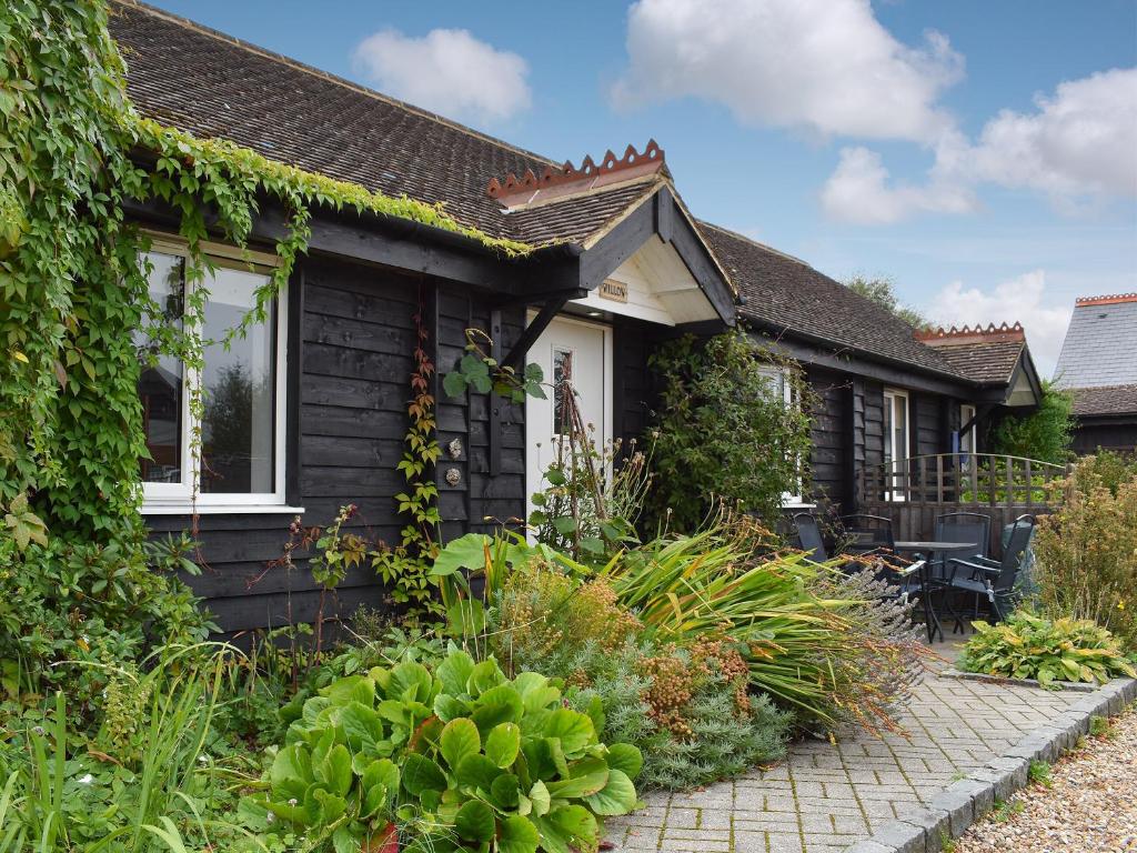 una casa con un jardín delante de ella en Willow, en Harrietsham