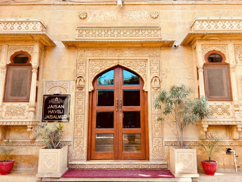 wejście do budynku z drewnianymi drzwiami w obiekcie Hotel Jaisan Haveli w mieście Jaisalmer