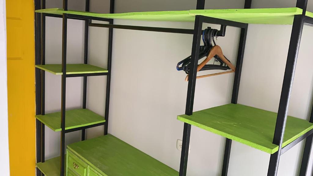 Palanda nebo palandy na pokoji v ubytování Fardo Hotel Autónomo en Bogotá - Zona T - Recepción Digital 24H