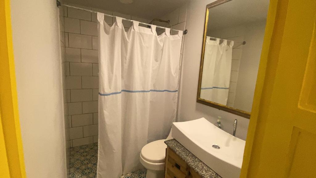 Koupelna v ubytování Fardo Hotel Autónomo en Bogotá - Zona T - Recepción Digital 24H