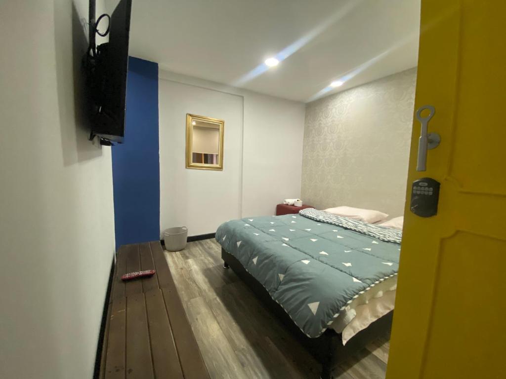 Postel nebo postele na pokoji v ubytování Fardo Hotel Autónomo en Bogotá - Zona T - Recepción Digital 24H