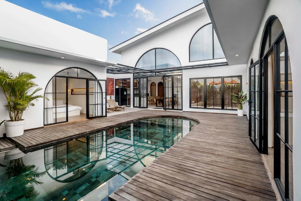une maison avec une piscine et une terrasse dans l'établissement Casa Copper by Alfred in Bali, à Canggu