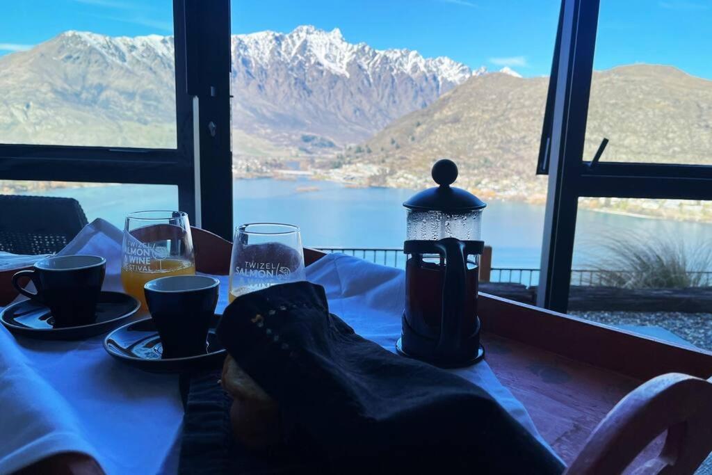 einen Tisch mit Weingläsern und Bergblick in der Unterkunft Views on Florence in Queenstown