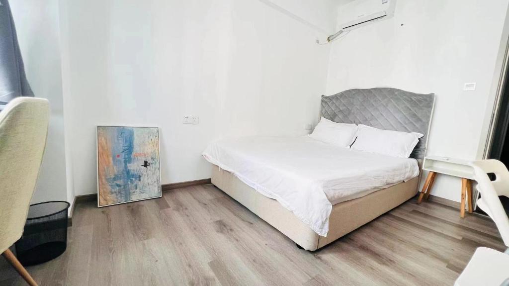 Postel nebo postele na pokoji v ubytování Shenzhen Duowei Luxury Apartment Chegongmiao Branch