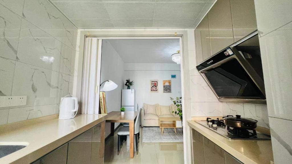 Kuchyň nebo kuchyňský kout v ubytování Shenzhen Duowei Luxury Apartment Chegongmiao Branch