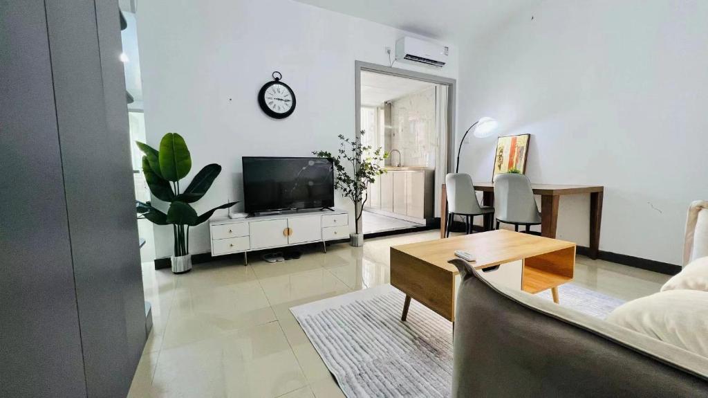 TV a/nebo společenská místnost v ubytování Shenzhen Duowei Luxury Apartment Chegongmiao Branch