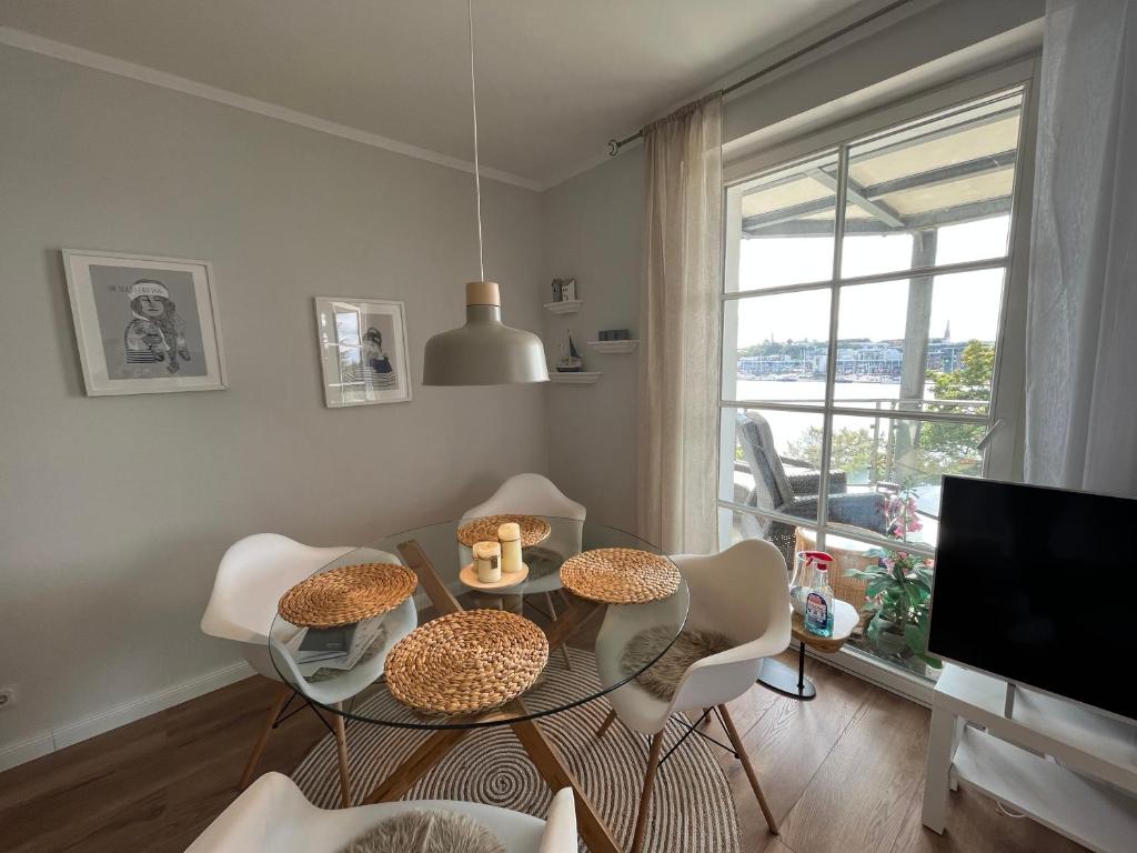 TV a/nebo společenská místnost v ubytování Traumwohnung mit Stadthafen-Panorama! Zwei Schlafzimmer, Parkplatz
