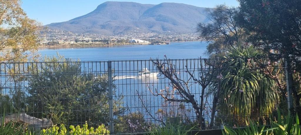 - une vue sur un lac avec un bateau dans l'eau dans l'établissement Waterfront Abode - 2 bedrooms, à Hobart