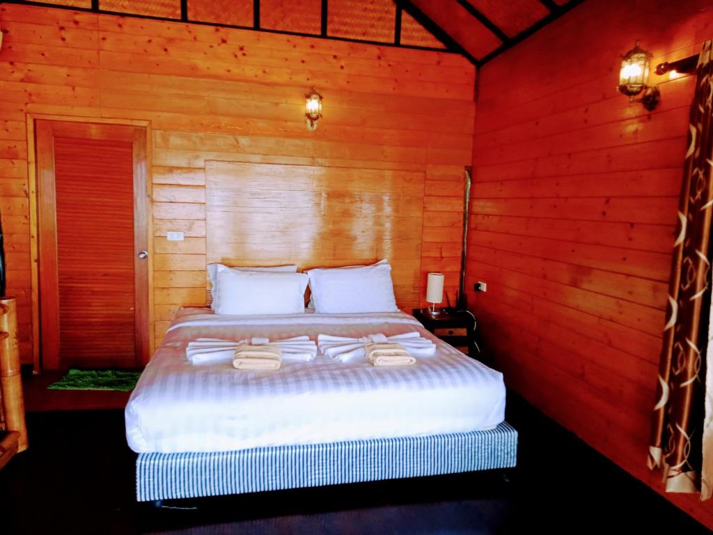 Postel nebo postele na pokoji v ubytování Bow Thong Beach Resort