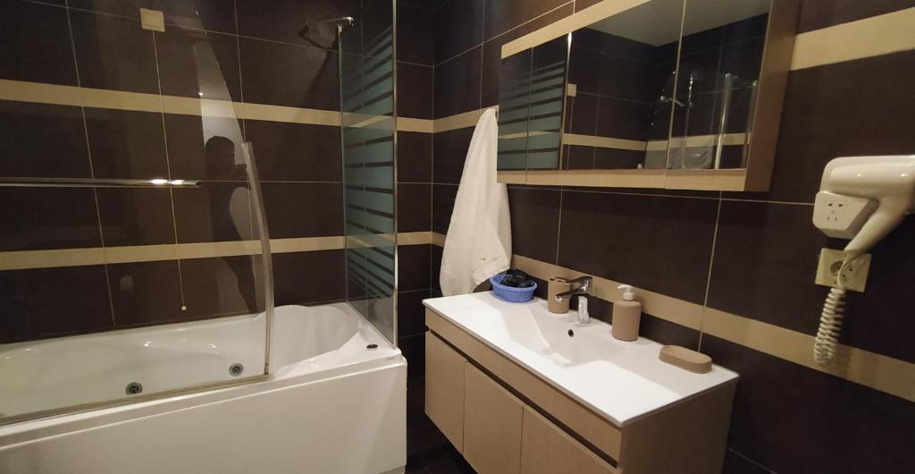 Koupelna v ubytování Apollon Hotel