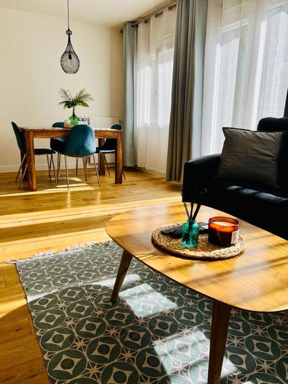 uma sala de estar com um sofá e uma mesa em Appartement cocooning em Villetaneuse