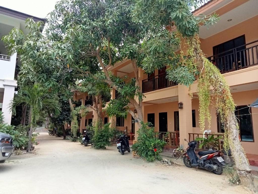 una fila di motociclette parcheggiate di fronte a un edificio di Bank Guesthouse a Haad Rin