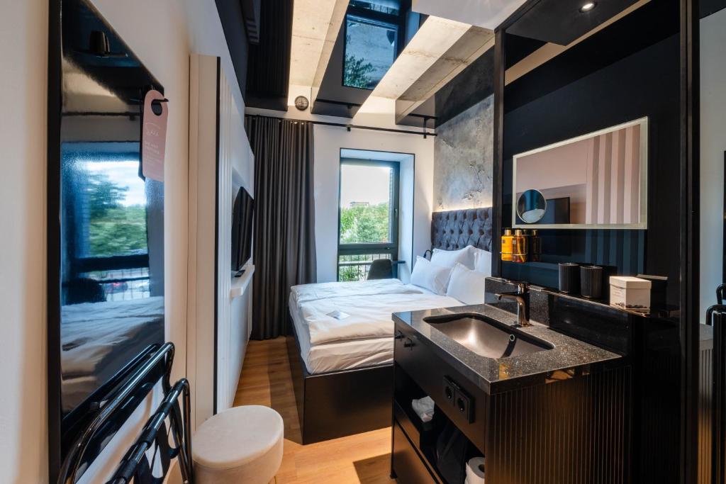 Postel nebo postele na pokoji v ubytování Hotel am Beatles-Platz