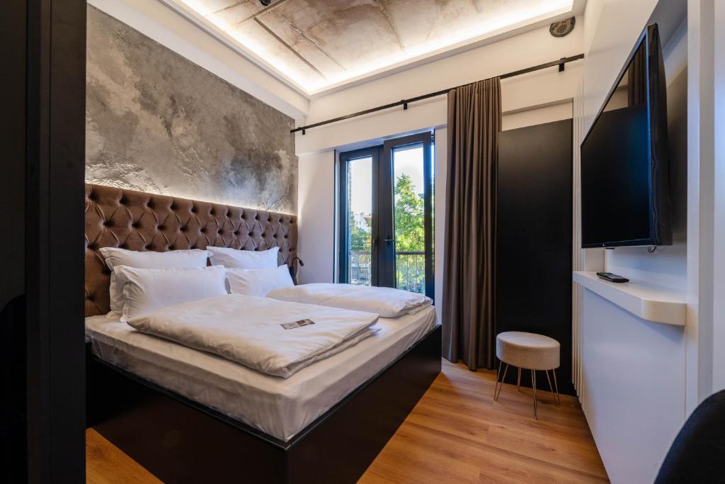 Un pat sau paturi într-o cameră la Hotel am Beatles-Platz
