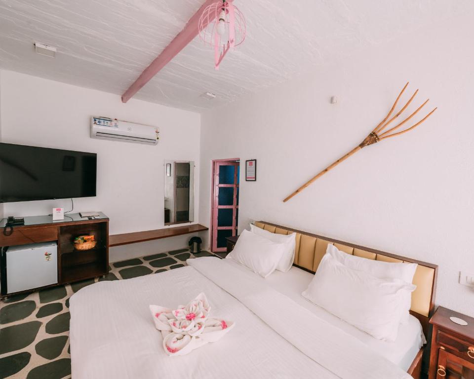 Postel nebo postele na pokoji v ubytování The Luxe Pushkar - A Luxury Farmstay in Pushkar