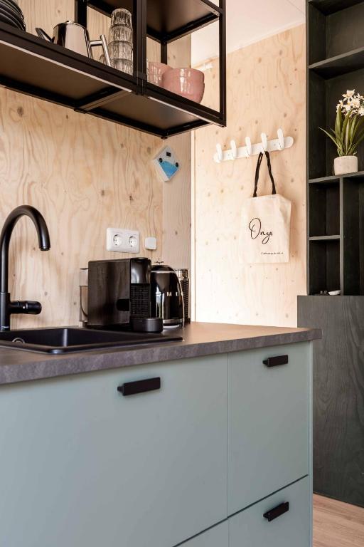 Ultiem ontspannen in luxe en design ingericht tiny house in bosrijke omgevingにあるキッチンまたは簡易キッチン