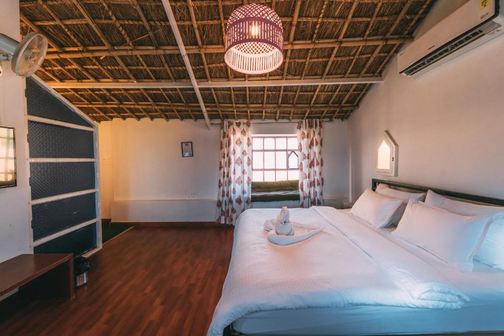 Postel nebo postele na pokoji v ubytování The Luxe Pushkar - A Luxury Farmstay in Pushkar