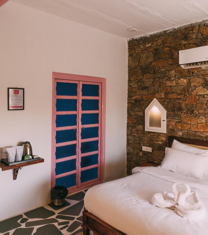 Postel nebo postele na pokoji v ubytování The Luxe Pushkar - A Luxury Farmstay in Pushkar