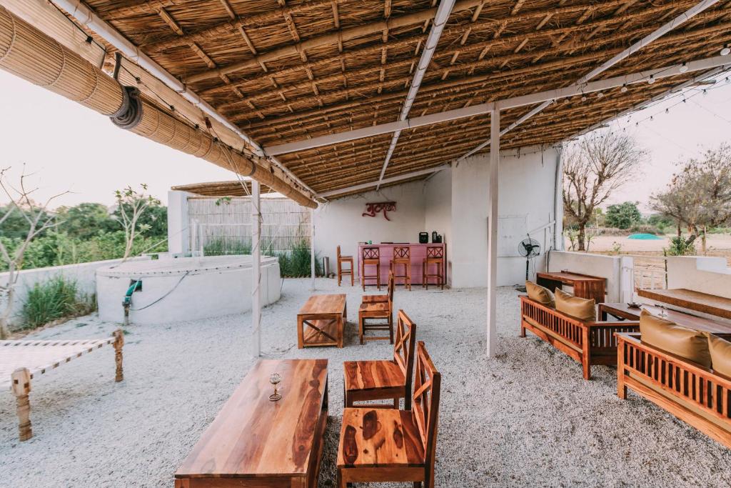 Posezení v ubytování The Luxe Pushkar - A Luxury Farmstay in Pushkar