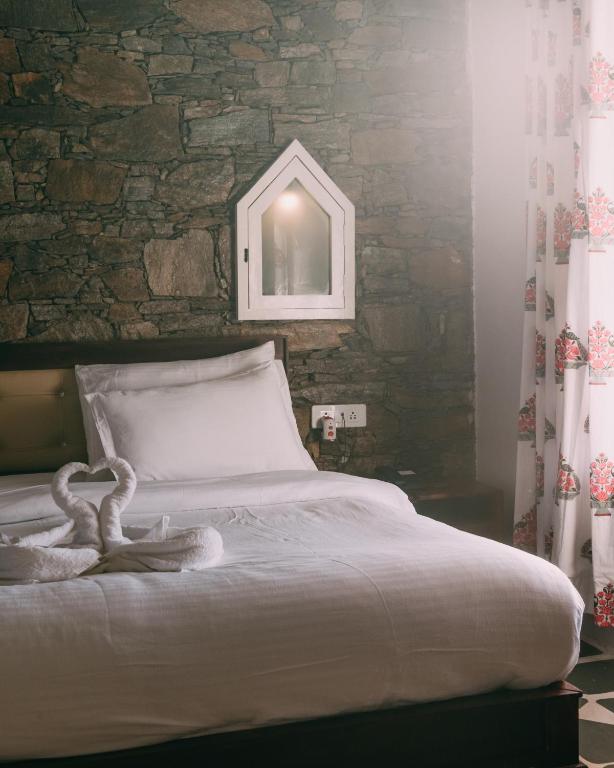 Postel nebo postele na pokoji v ubytování The Luxe Pushkar - A Luxury Farmstay in Pushkar