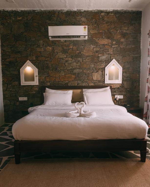 Postel nebo postele na pokoji v ubytování The Luxe Pushkar - A Luxury Farmstay in Pushkar