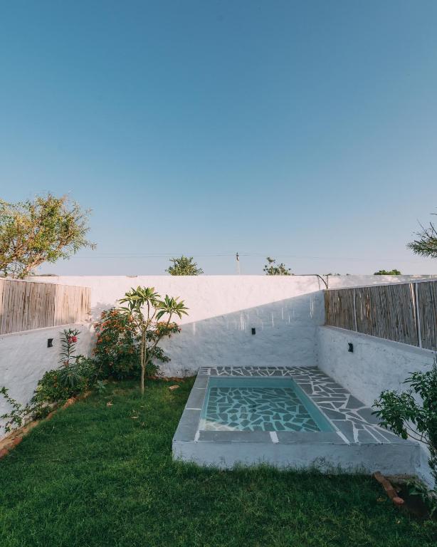 Bazén v ubytování The Luxe Pushkar - A Luxury Farmstay in Pushkar nebo v jeho okolí