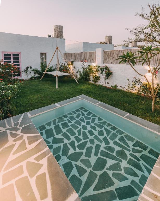 Bazén v ubytování The Luxe Pushkar - A Luxury Farmstay in Pushkar nebo v jeho okolí