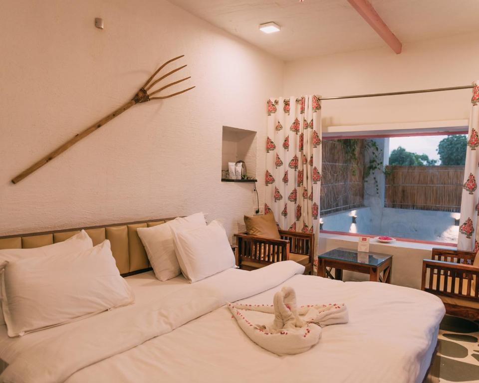 Postel nebo postele na pokoji v ubytování The Luxe Pushkar - A Luxury Farmstay in Pushkar
