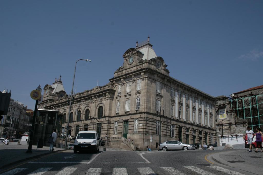 un viejo edificio con un reloj encima en Spot Apartments Sao Bento, en Oporto