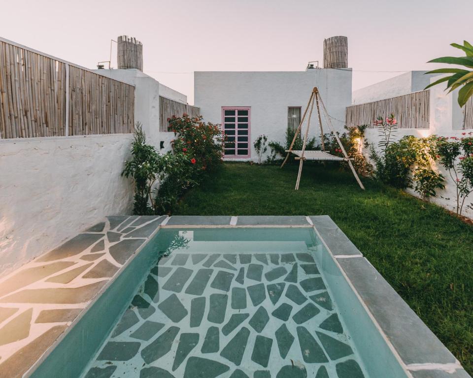 Bazén v ubytování The Luxe Pushkar - A Luxury Farmstay in Pushkar nebo v jeho okolí