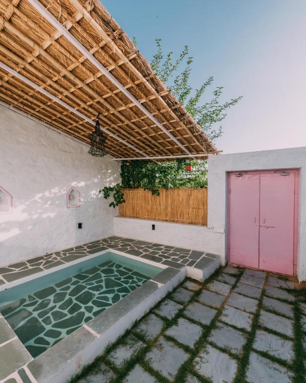 Bazén v ubytování The Luxe Pushkar - A Luxury Farmstay in Pushkar nebo v jeho okolí