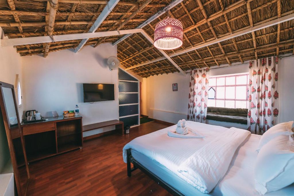 Postel nebo postele na pokoji v ubytování The Luxe Pushkar - A Luxury Farmstay in Pushkar