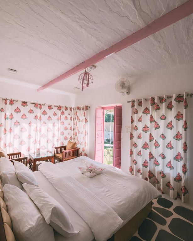 Postel nebo postele na pokoji v ubytování The Luxe Pushkar - A Luxury Farmstay in Pushkar